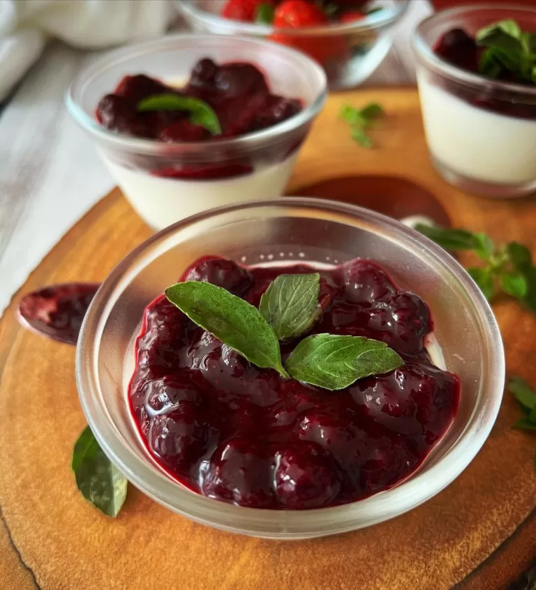 Receita de Panna cotta com geleia de frutas vermelhas