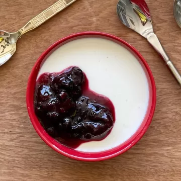 Panna cotta com geleia de mirtilos e morango