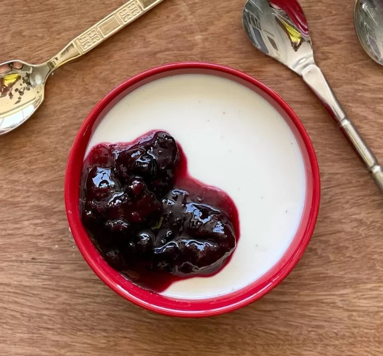Receita de Panna cotta com geleia de mirtilos e morango