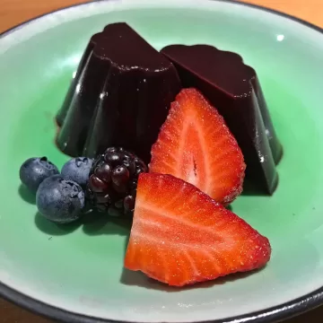 Panna cotta de açaí com frutas vermelhas