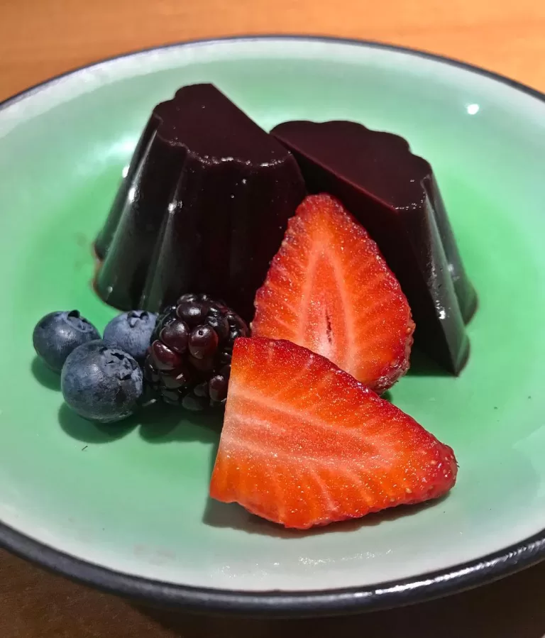 Receita de Panna cotta de açaí com frutas vermelhas