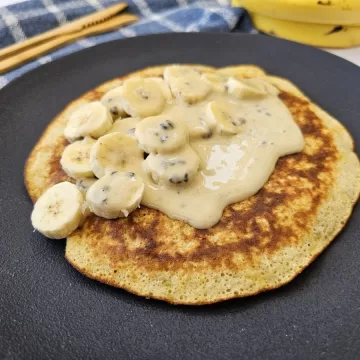 Panqueca proteica de banana e calda de Whey