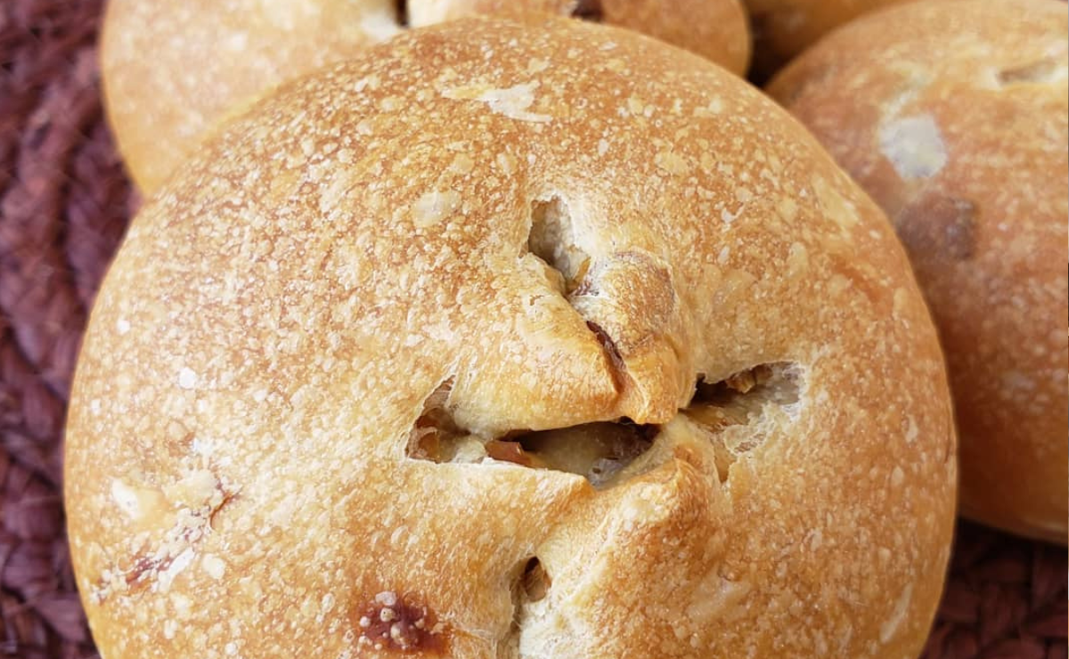 Pão de cebola caramelizada