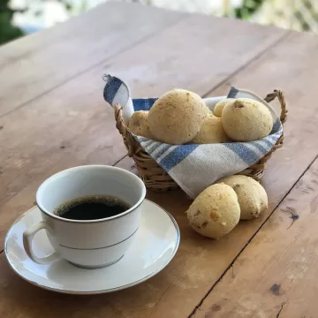 Pão de queijo recheado com calabresa