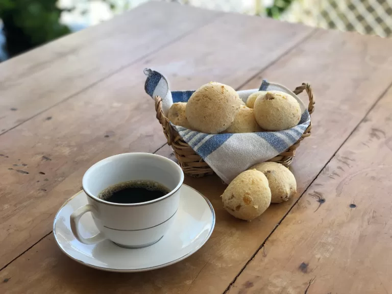 Receita de Pão de queijo recheado com calabresa
