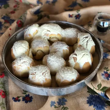 Pão doce de coco com leite condensado