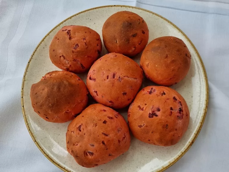 Receita de Pãozinho de beterraba simples