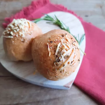 Pãozinho de cebola recheado com queijo