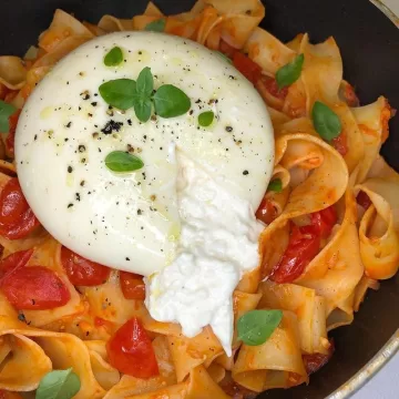 Pappardelle ao molho sugo com burrata