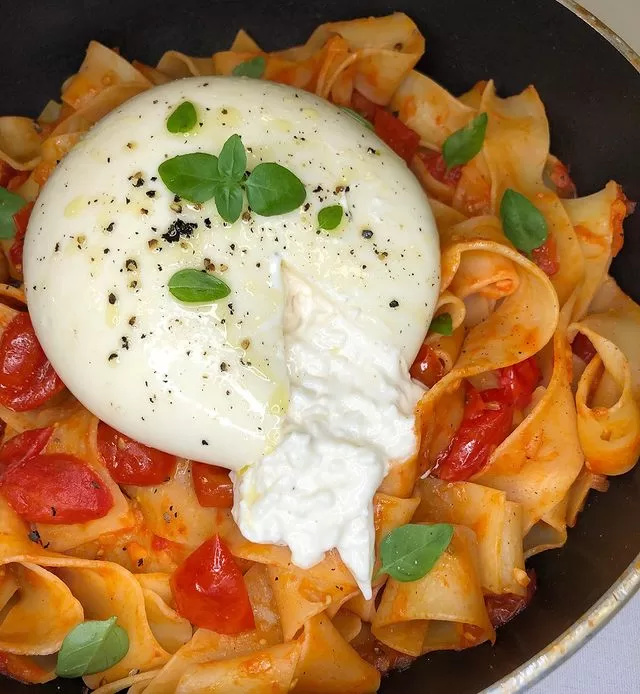 Receita de Pappardelle ao molho sugo com burrata