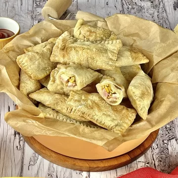 Pastel com recheio de queijo e batata palha