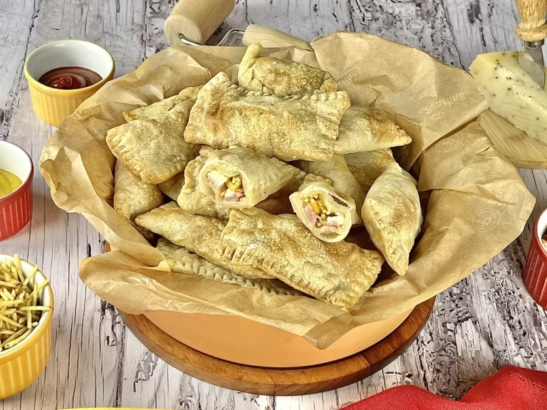 Receita de Pastel com recheio de queijo e batata palha