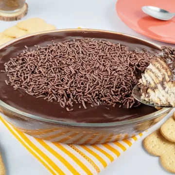 Pavê de chocolate com bolacha maisena