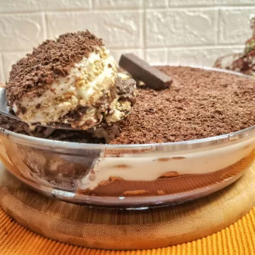 Pavê de chocolate com creme branco