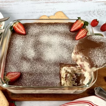 Pavê de leite Ninho com chocolate e morango