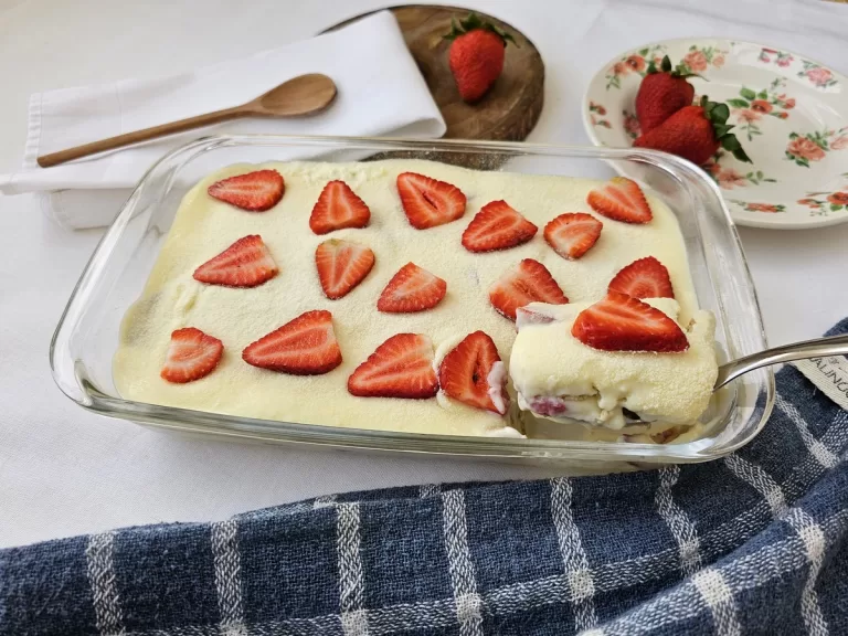 Receita de Pavê de leite Ninho com morango