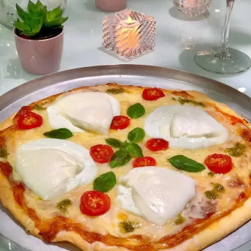 Pizza de burrata com manjericão
