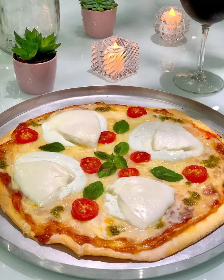 Receita de Pizza de burrata com manjericão