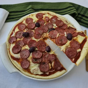 Pizza de calabresa fácil