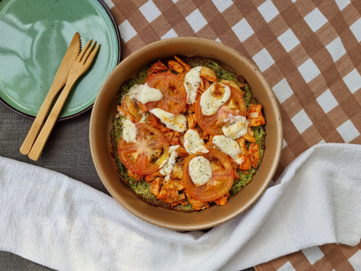 Pizza low carb com massa de brócolis