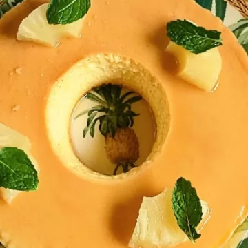 Pudim de abacaxi com calda de coco