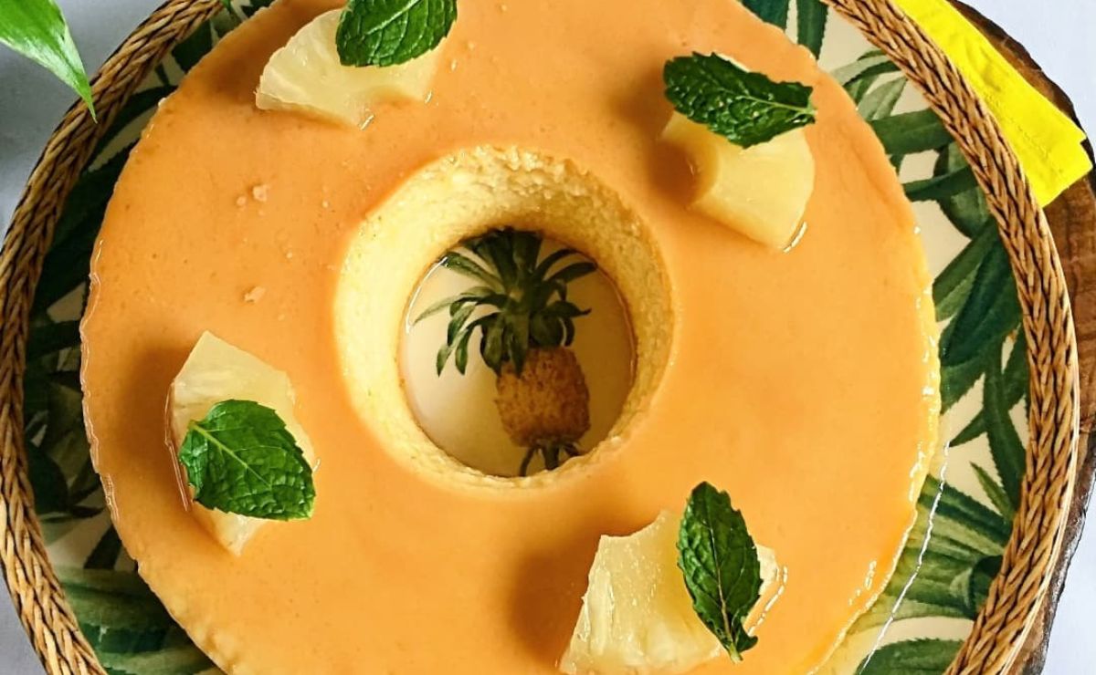Pudim de abacaxi com calda de coco