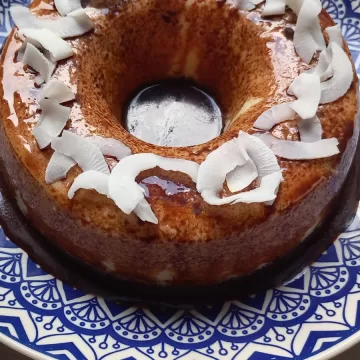 Pudim de coco com calda de chocolate