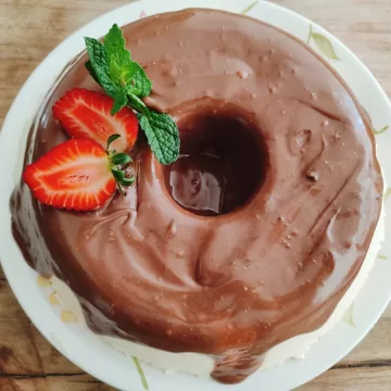 Pudim de maracujá com calda de chocolate