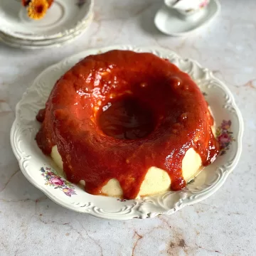 Pudim de ricota com calda de goiabada