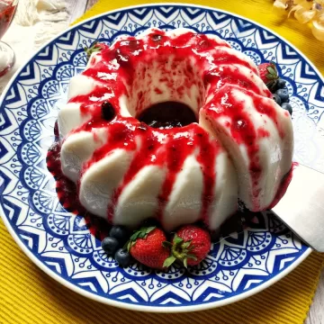 Pudim fit de coco com calda de frutas vermelhas