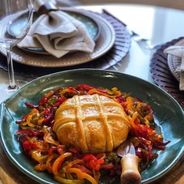 Queijo brie com massa folhada e geleia de pimentão