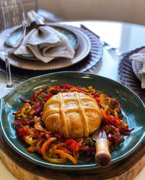 Receita de Queijo brie com massa folhada e geleia de pimentão