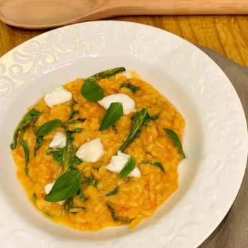 Risoto caprese com rúcula