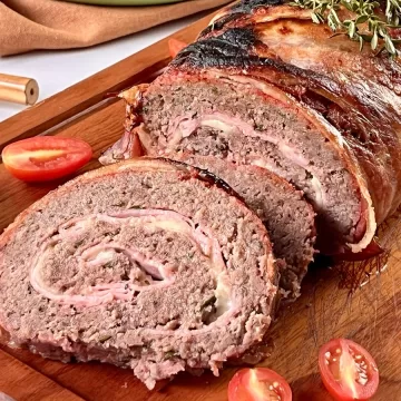Rocambole de carne moída com bacon