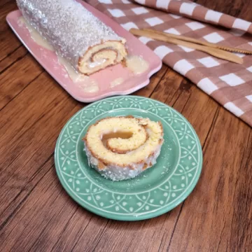 Rocambole de coco com leite condensado
