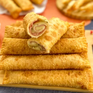 Rolinho de pastel com presunto e queijo
