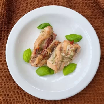 Rolinhos de frango recheado com queijo e calabresa