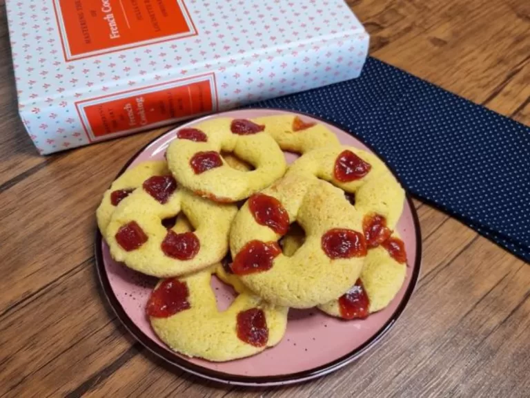 Receita de Rosquinhas de fubá com goiabada