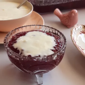 Sagu de vinho com creme de baunilha
