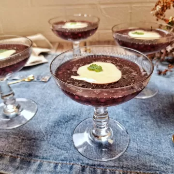 Sagu de vinho com creme inglês