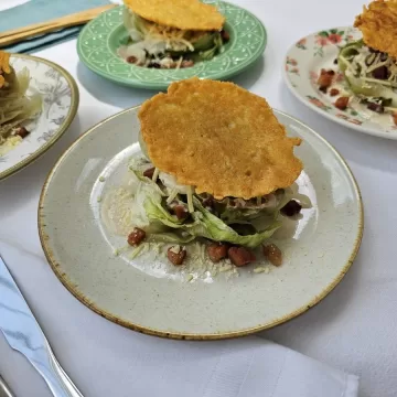 Salada Caesar com crispy de queijo