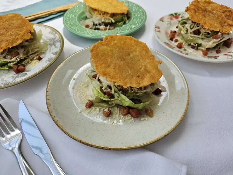 Receita de Salada Caesar com crispy de queijo