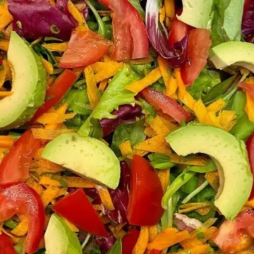 Salada colorida com avocado