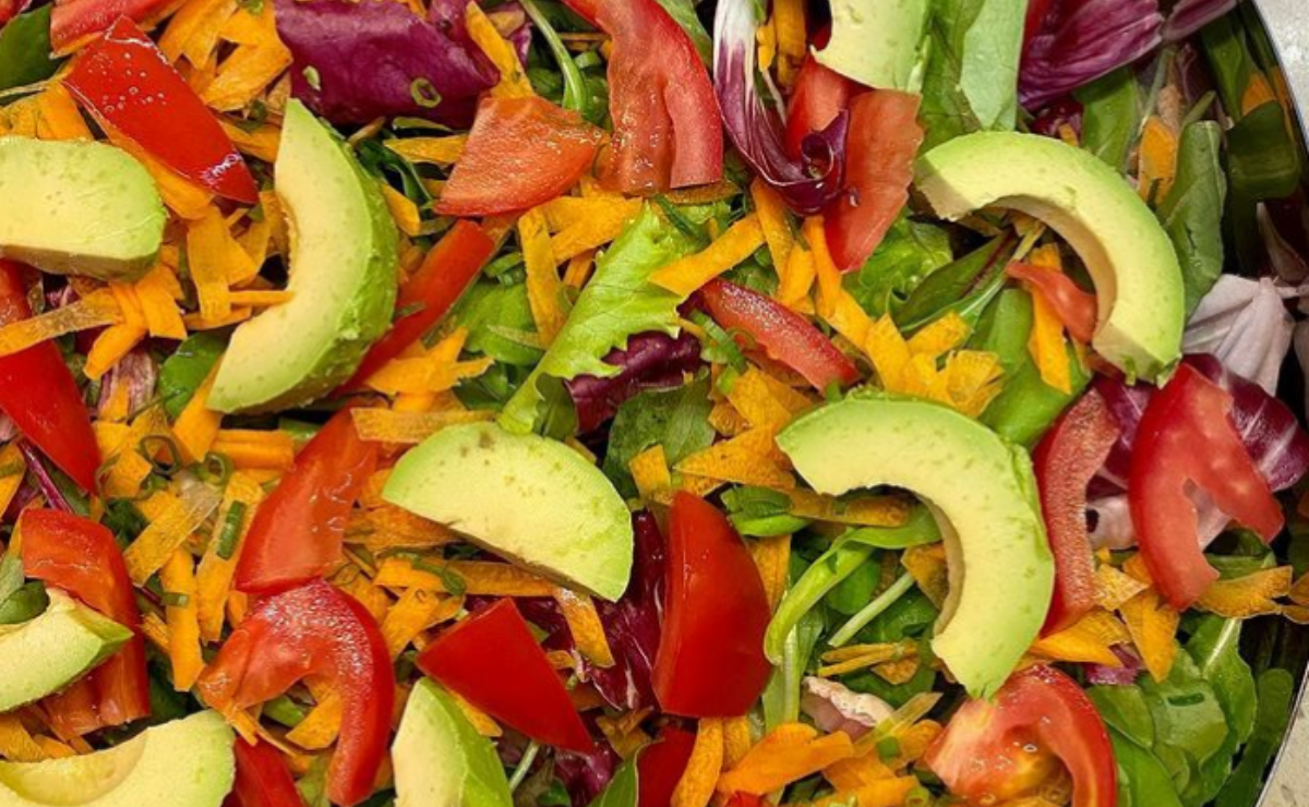 Salada colorida com avocado