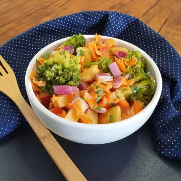 Salada colorida de brócolis