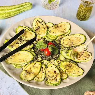 Salada de abobrinha com pesto de hortelã