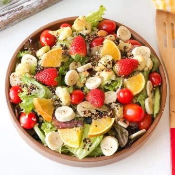 Salada de alface com quinoa e frutas
