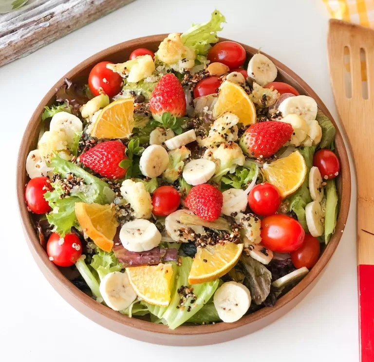 Receita de Salada de alface com quinoa e frutas