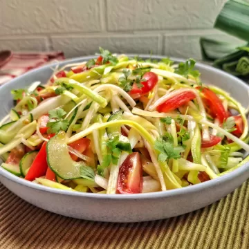 Salada de alho-poró com pepino e tomate