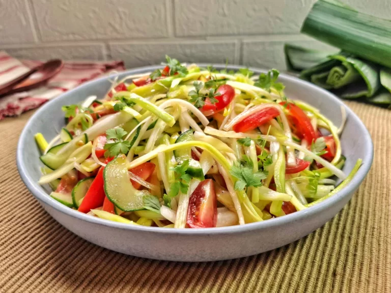 Receita de Salada de alho-poró com pepino e tomate